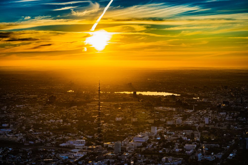 Hamburg aus der Vogelperspektive: Stadtzentrum im Innenstadtbereich am Ufer der Alster,im Sonnenaufgang, in Hamburg, Deutschland
