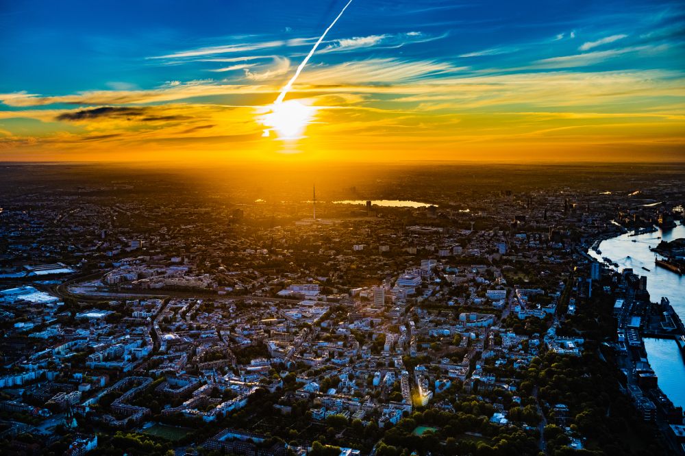 Luftbild Hamburg - Stadtzentrum im Innenstadtbereich am Ufer der Alster,im Sonnenaufgang, in Hamburg, Deutschland