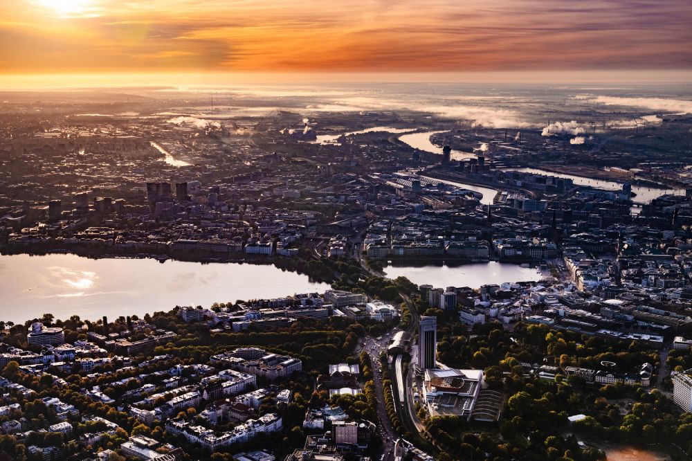Hamburg aus der Vogelperspektive: Stadtzentrum im Innenstadtbereich am Ufer der Alster,im Sonnenaufgang, in Hamburg, Deutschland