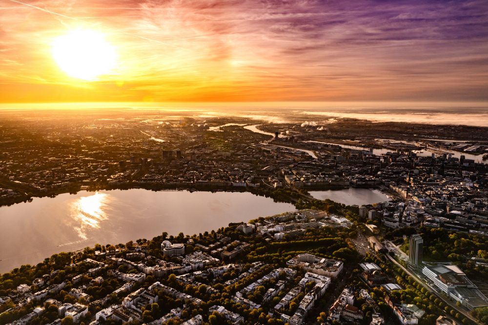 Luftbild Hamburg - Stadtzentrum im Innenstadtbereich am Ufer der Alster,im Sonnenaufgang, in Hamburg, Deutschland