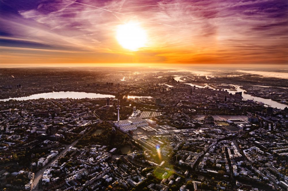 Luftaufnahme Hamburg - Stadtzentrum im Innenstadtbereich am Ufer der Alster,im Sonnenaufgang, in Hamburg, Deutschland