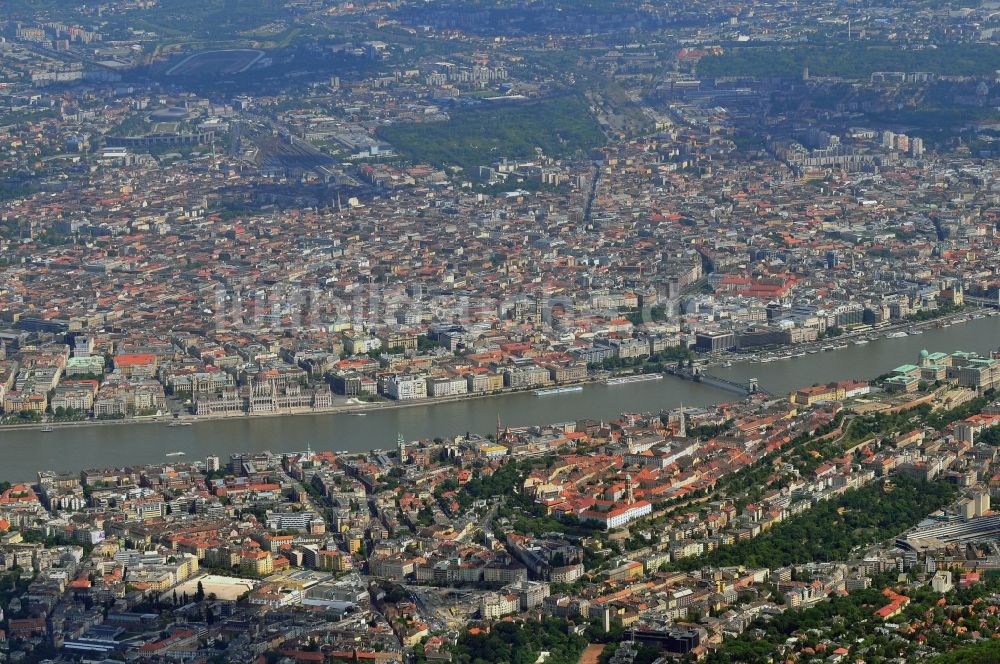 Budapest von oben - Stadtzentrum im Innenstadtbereich am Ufer der Donau in Budapest in Ungarn