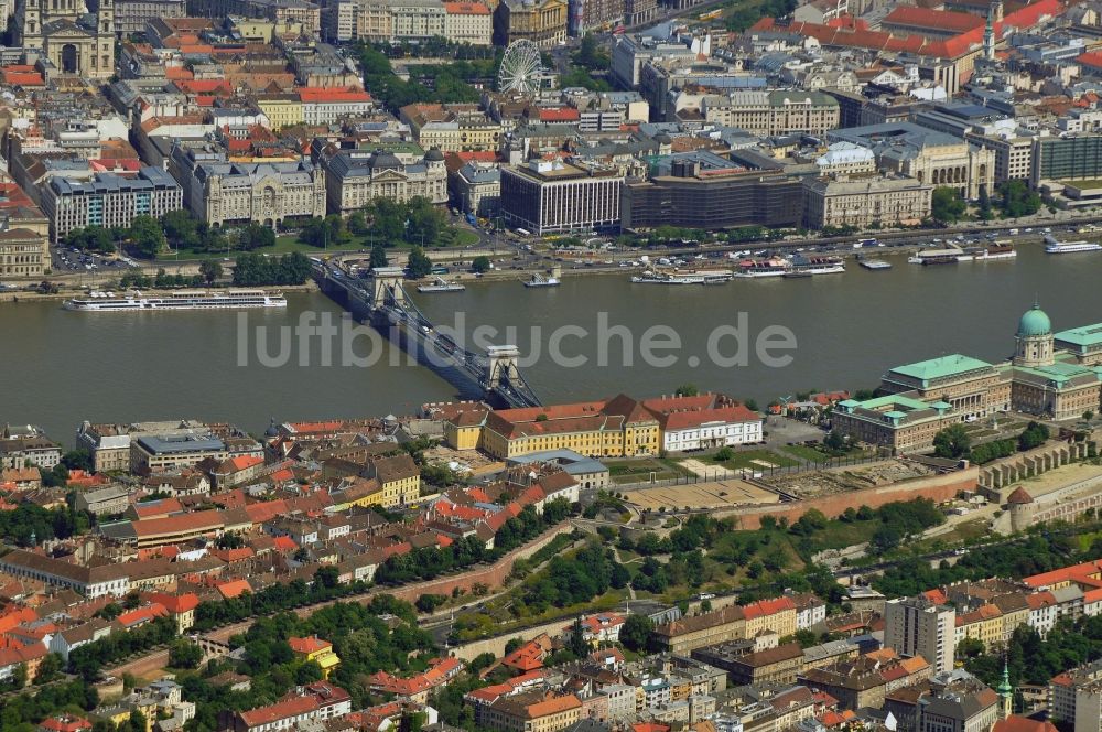 Budapest aus der Vogelperspektive: Stadtzentrum im Innenstadtbereich am Ufer der Donau in Budapest in Ungarn