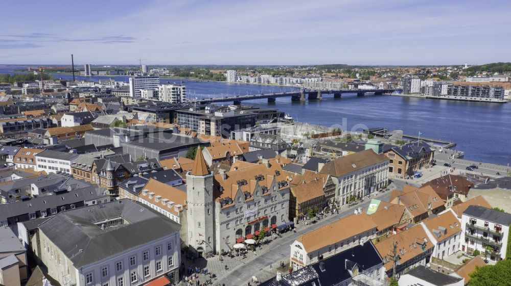 Luftaufnahme Aalborg - Stadtzentrum im Innenstadtbereich am Ufer des Flußverlaufes in Aalborg in Region Nordjylland, Dänemark