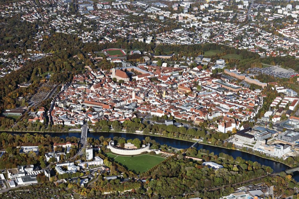 Ingolstadt aus der Vogelperspektive: Stadtzentrum im Innenstadtbereich am Ufer des Flußverlaufes der Donau in Ingolstadt im Bundesland Bayern, Deutschland