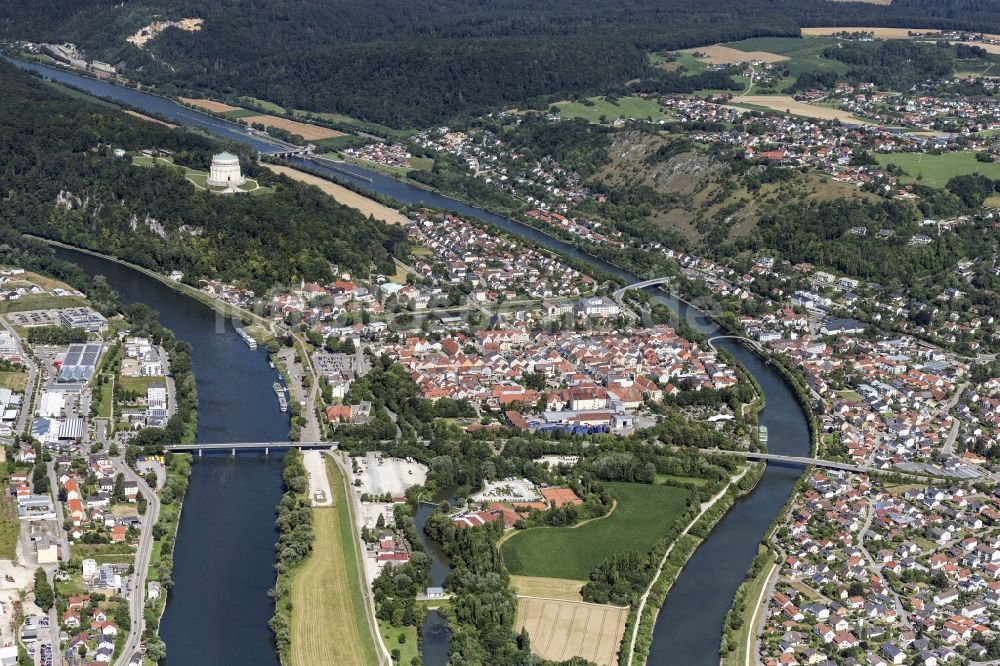 Kelheim von oben - Stadtzentrum im Innenstadtbereich am Ufer des Flußverlaufes der Donau in Kelheim im Bundesland Bayern, Deutschland