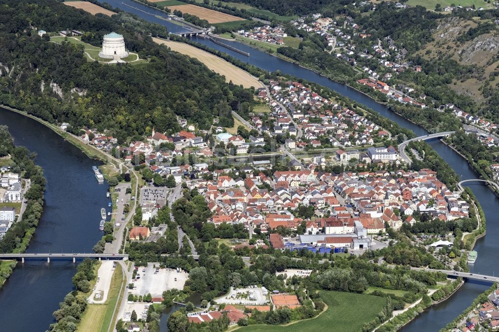 Kelheim aus der Vogelperspektive: Stadtzentrum im Innenstadtbereich am Ufer des Flußverlaufes der Donau in Kelheim im Bundesland Bayern, Deutschland