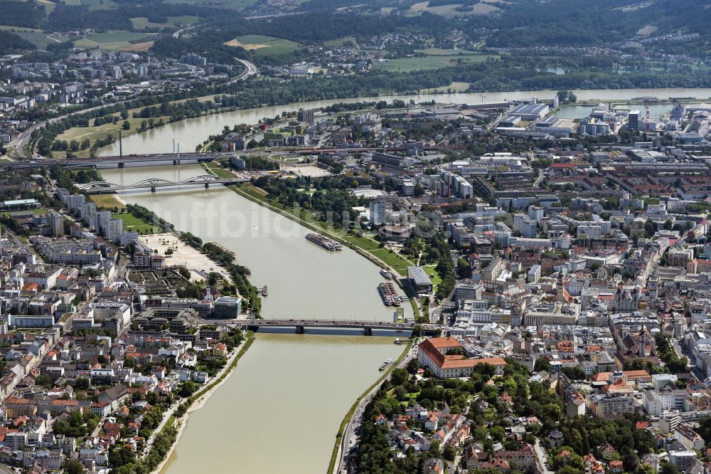 Luftaufnahme Linz - Stadtzentrum im Innenstadtbereich am Ufer des Flußverlaufes der Donau in Linz in Oberösterreich, Österreich