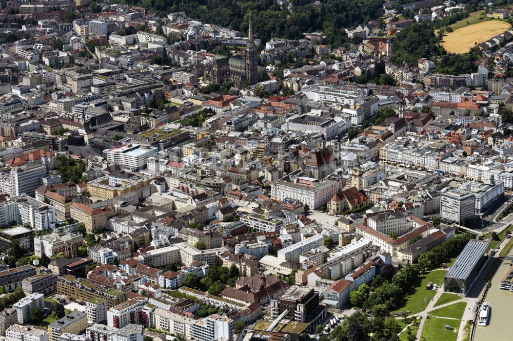 Luftaufnahme Linz - Stadtzentrum im Innenstadtbereich am Ufer des Flußverlaufes der Donau in Linz in Oberösterreich, Österreich