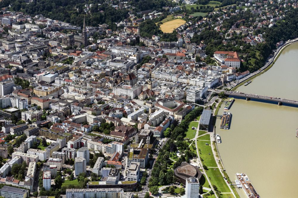 Linz aus der Vogelperspektive: Stadtzentrum im Innenstadtbereich am Ufer des Flußverlaufes der Donau in Linz in Oberösterreich, Österreich