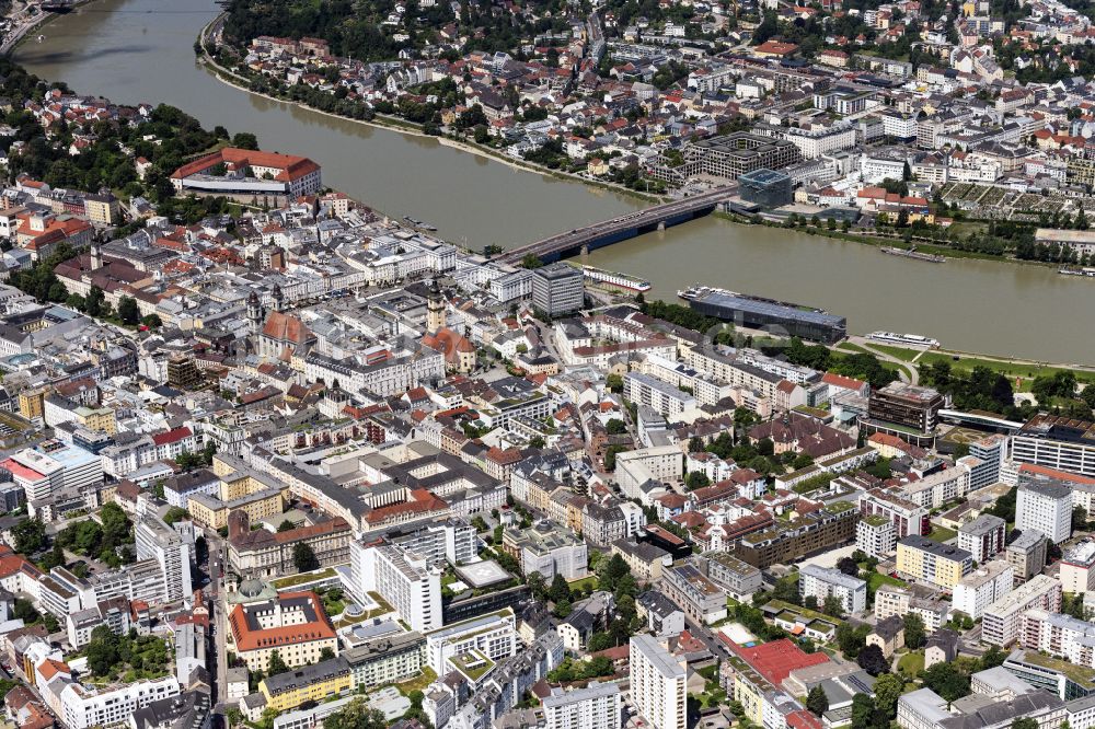 Linz aus der Vogelperspektive: Stadtzentrum im Innenstadtbereich am Ufer des Flußverlaufes der Donau in Linz in Oberösterreich, Österreich