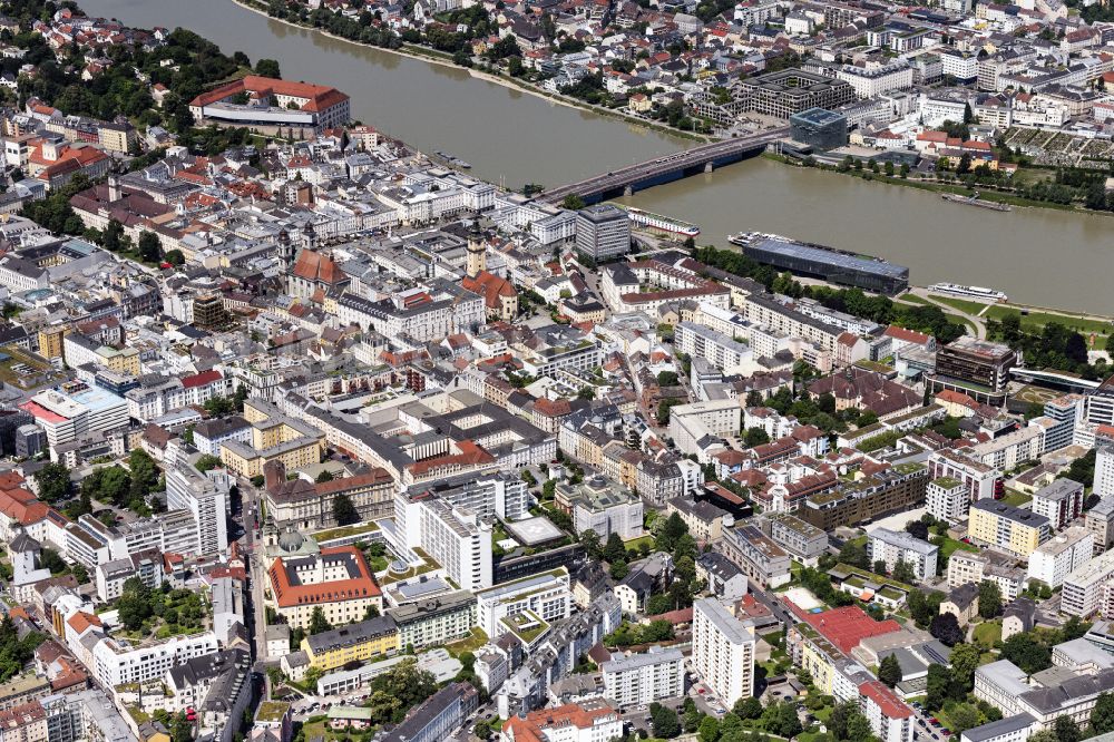 Luftbild Linz - Stadtzentrum im Innenstadtbereich am Ufer des Flußverlaufes der Donau in Linz in Oberösterreich, Österreich