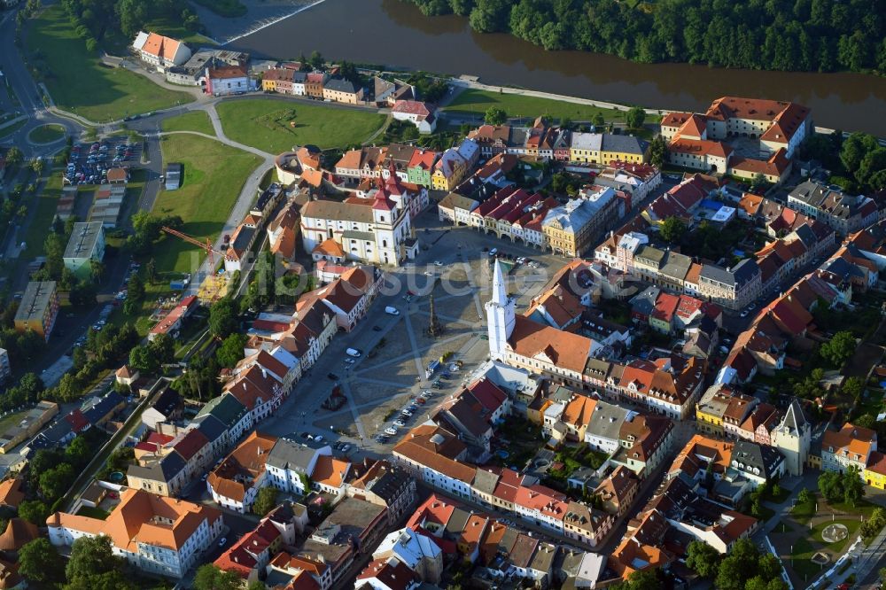 Luftbild Kadan - Stadtzentrum im Innenstadtbereich am Ufer des Flußverlaufes der Eger in Kadan in Ustecky kraj - Aussiger Region, Tschechien