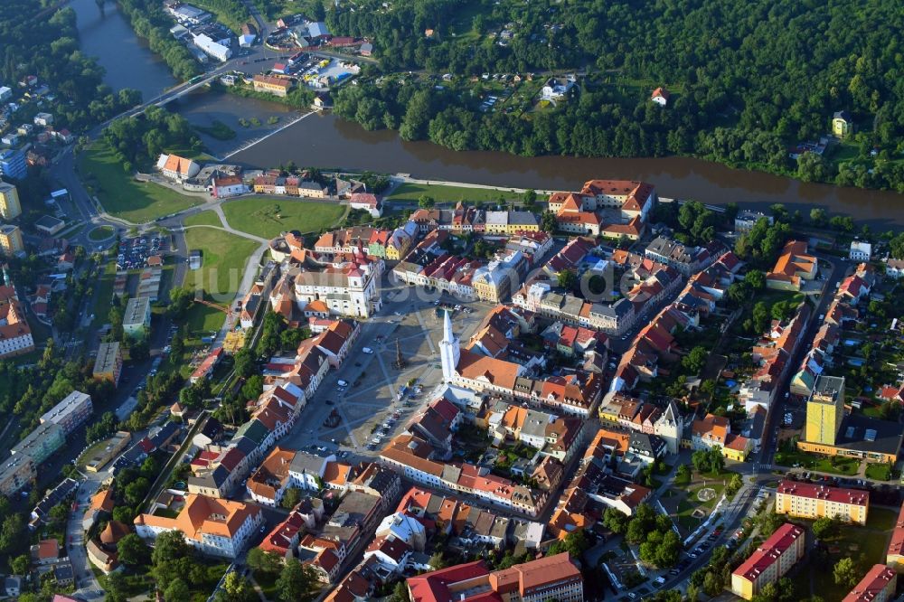 Luftaufnahme Kadan - Stadtzentrum im Innenstadtbereich am Ufer des Flußverlaufes der Eger in Kadan in Ustecky kraj - Aussiger Region, Tschechien