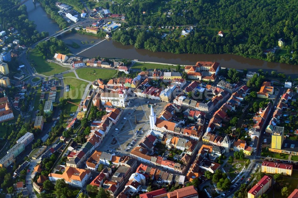 Kadan von oben - Stadtzentrum im Innenstadtbereich am Ufer des Flußverlaufes der Eger in Kadan in Ustecky kraj - Aussiger Region, Tschechien