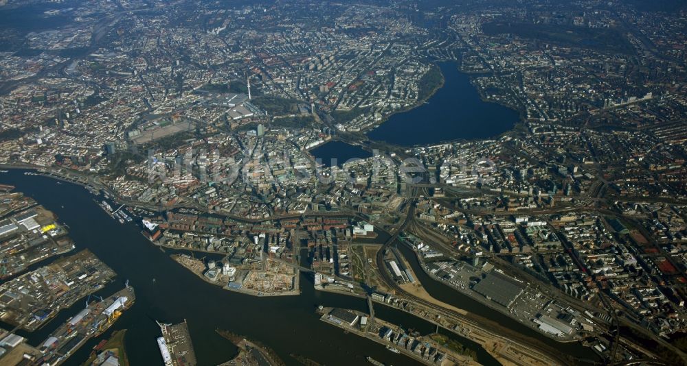 Hamburg von oben - Stadtzentrum im Innenstadtbereich am Ufer des Flußverlaufes Elbe in Hamburg, Deutschland