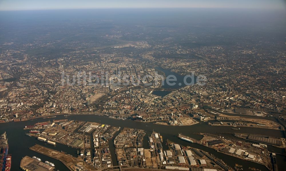 Luftaufnahme Hamburg - Stadtzentrum im Innenstadtbereich am Ufer des Flußverlaufes Elbe in Hamburg, Deutschland