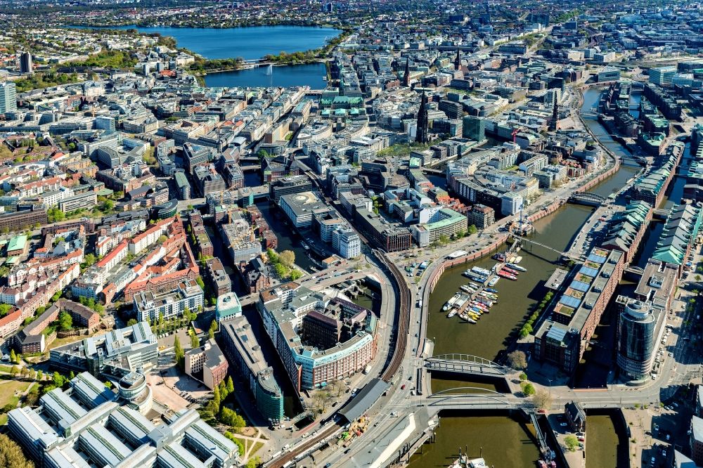 Luftbild Hamburg - Stadtzentrum im Innenstadtbereich am Ufer des Flußverlaufes Elbe in Hamburg, Deutschland