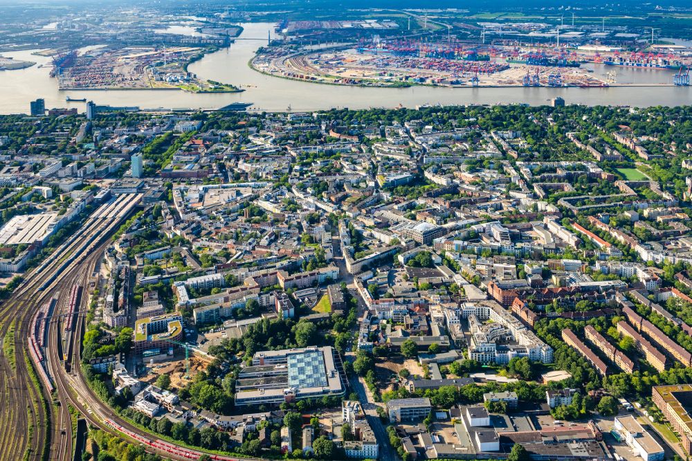Luftbild Hamburg - Stadtzentrum im Innenstadtbereich am Ufer des Flußverlaufes der Elbe in Hamburg, Deutschland