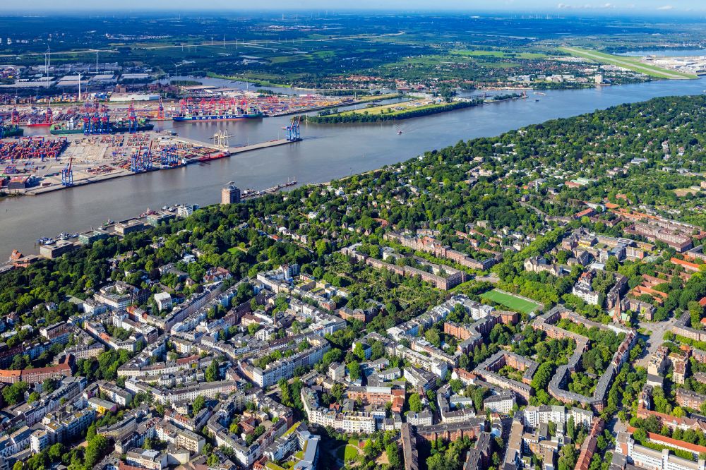 Hamburg aus der Vogelperspektive: Stadtzentrum im Innenstadtbereich am Ufer des Flußverlaufes der Elbe in Hamburg, Deutschland