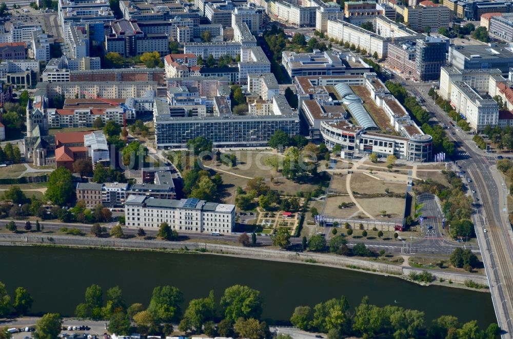 Luftaufnahme Magdeburg - Stadtzentrum im Innenstadtbereich am Ufer des Flußverlaufes der Elbe in Magdeburg im Bundesland Sachsen-Anhalt, Deutschland