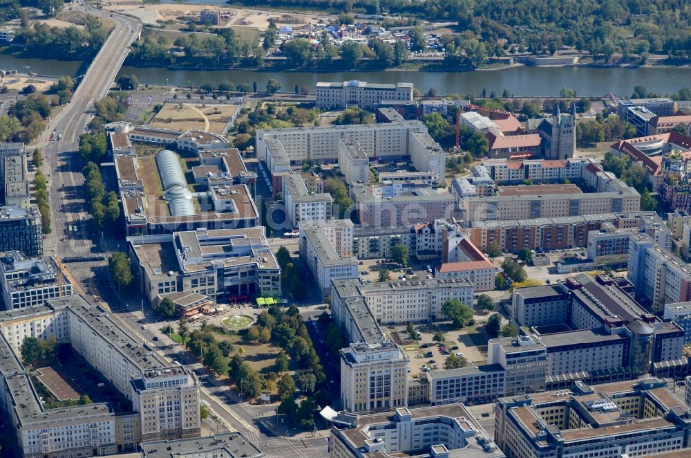 Luftaufnahme Magdeburg - Stadtzentrum im Innenstadtbereich am Ufer des Flußverlaufes der Elbe in Magdeburg im Bundesland Sachsen-Anhalt, Deutschland