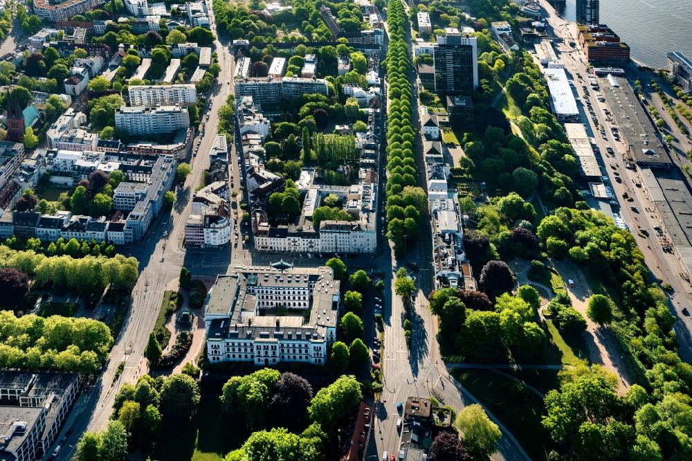Luftbild Hamburg - Stadtzentrum im Innenstadtbereich am Ufer des Flußverlaufes der Elbe im Ortsteil Altona in Hamburg, Deutschland