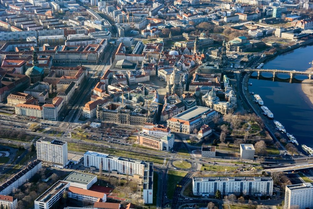 Luftaufnahme Dresden - Stadtzentrum im Innenstadtbereich am Ufer des Flußverlaufes der Elbe im Ortsteil Altstadt in Dresden im Bundesland Sachsen, Deutschland