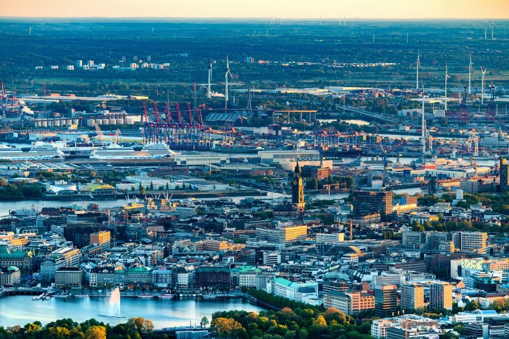Hamburg von oben - Stadtzentrum im Innenstadtbereich am Ufer des Flußverlaufes der Elbe im Ortsteil Altstadt in Hamburg, Deutschland