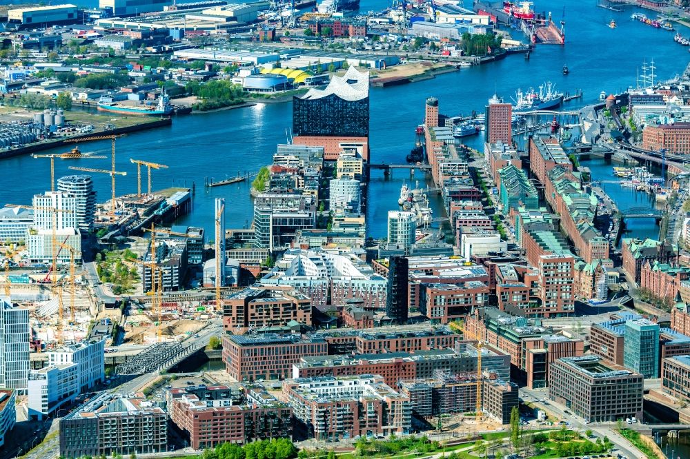 Luftbild Hamburg - Stadtzentrum im Innenstadtbereich am Ufer des Flußverlaufes der Elbe im Ortsteil HafenCity in Hamburg, Deutschland