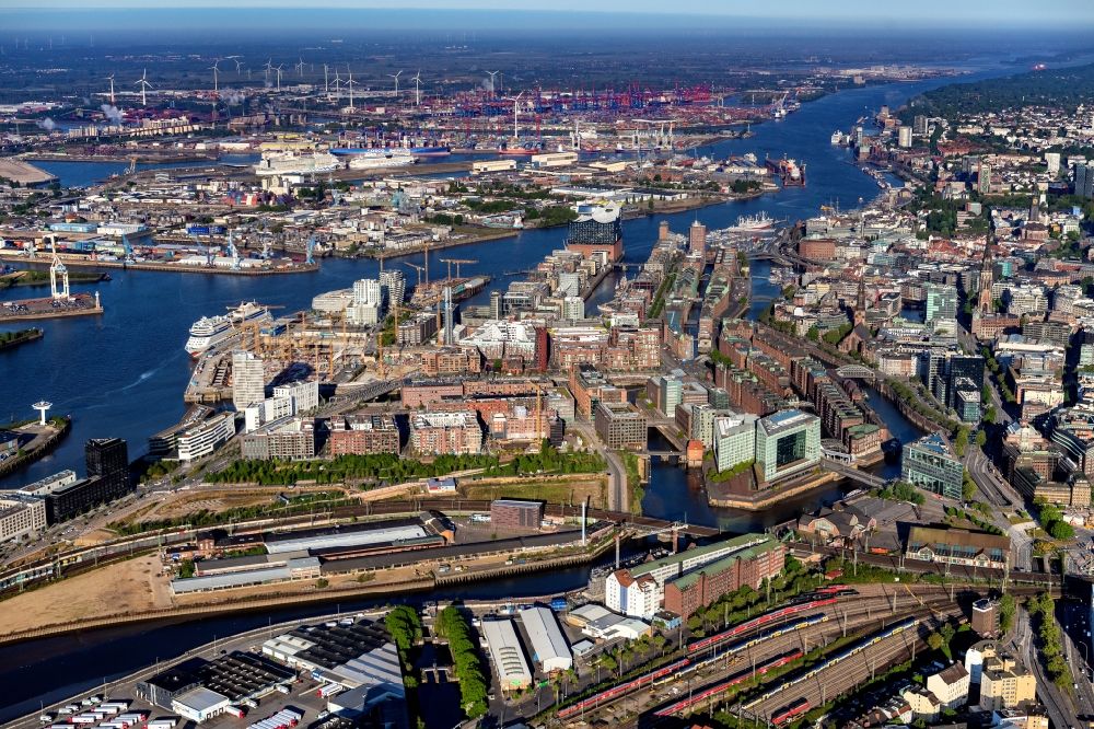 Luftaufnahme Hamburg - Stadtzentrum im Innenstadtbereich am Ufer des Flußverlaufes der Elbe im Ortsteil HafenCity in Hamburg, Deutschland