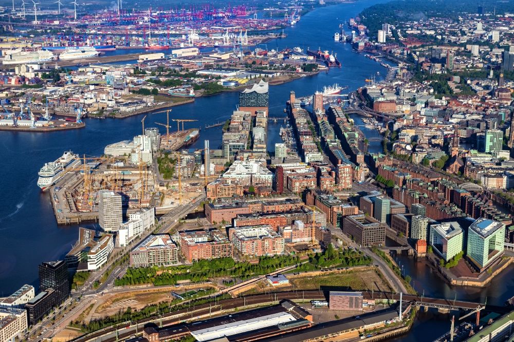 Hamburg von oben - Stadtzentrum im Innenstadtbereich am Ufer des Flußverlaufes der Elbe im Ortsteil HafenCity in Hamburg, Deutschland