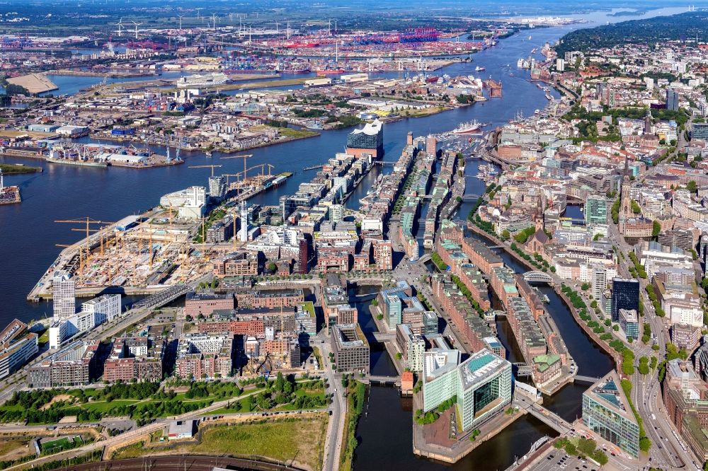 Luftbild Hamburg - Stadtzentrum im Innenstadtbereich am Ufer des Flußverlaufes der Elbe im Ortsteil HafenCity in Hamburg, Deutschland