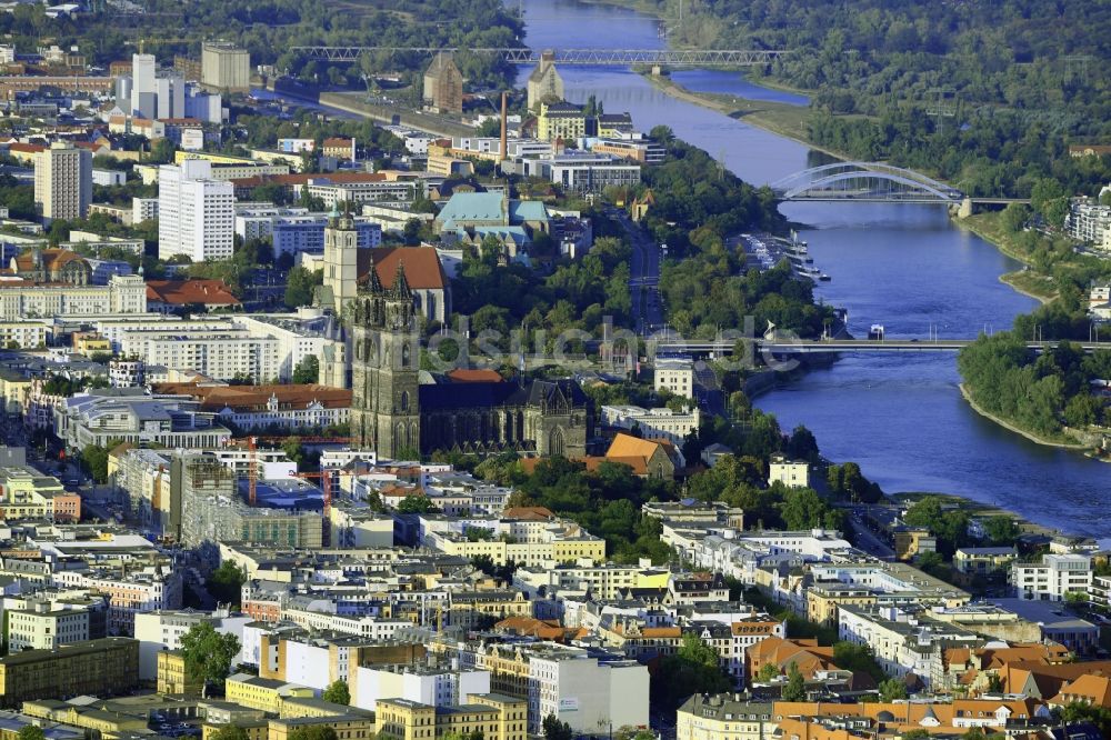 Luftbild Magdeburg - Stadtzentrum im Innenstadtbereich am Ufer des Flußverlaufes der Elbe im Ortsteil Zentrum in Magdeburg im Bundesland Sachsen-Anhalt, Deutschland