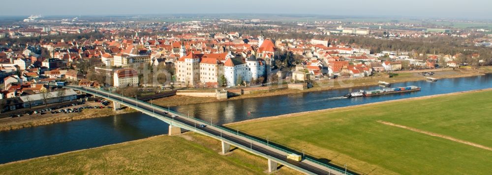 Luftaufnahme Torgau - Stadtzentrum im Innenstadtbereich am Ufer des Flußverlaufes der Elbe in Torgau im Bundesland Sachsen, Deutschland