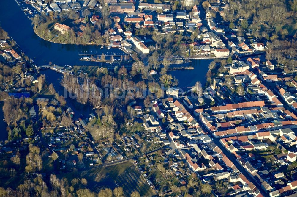 Zehdenick von oben - Stadtzentrum im Innenstadtbereich am Ufer des Flußverlaufes der Havel in Zehdenick im Bundesland Brandenburg, Deutschland