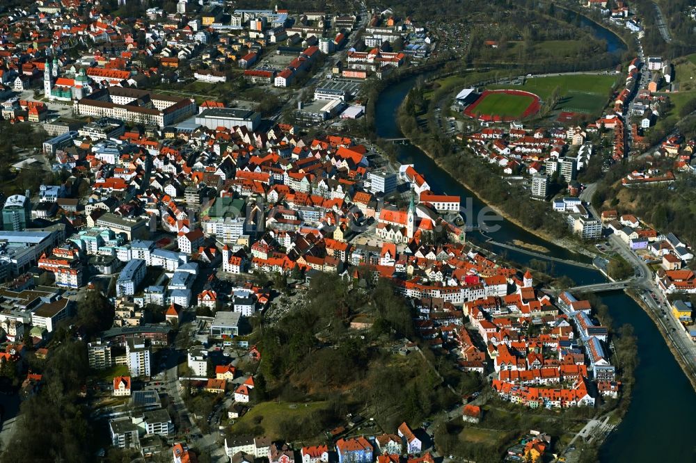 Luftaufnahme Kempten (Allgäu) - Stadtzentrum im Innenstadtbereich am Ufer des Flußverlaufes der Iller in Kempten (Allgäu) im Bundesland Bayern, Deutschland