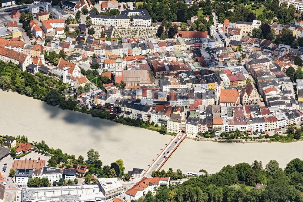 Luftaufnahme Wasserburg am Inn - Stadtzentrum im Innenstadtbereich am Ufer des Flußverlaufes des Inn in Wasserburg am Inn im Bundesland Bayern, Deutschland