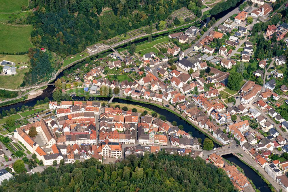 Luftaufnahme Wolfach - Stadtzentrum im Innenstadtbereich am Ufer des Flußverlaufes Kinzig in Wolfach im Bundesland Baden-Württemberg, Deutschland