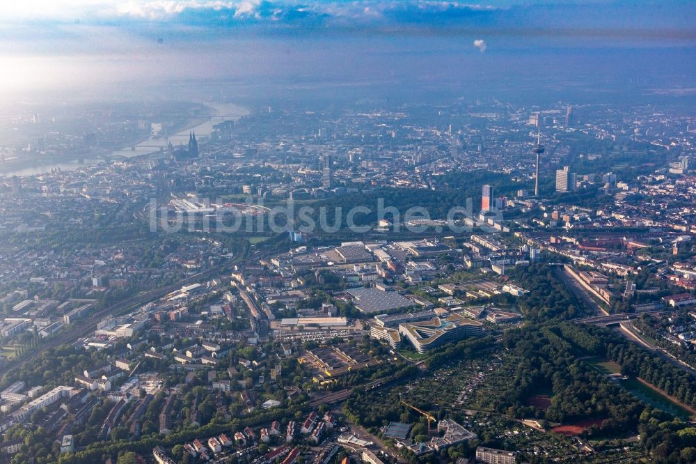 Luftaufnahme Köln - Stadtzentrum im Innenstadtbereich am Ufer des Flußverlaufes in Köln im Bundesland Nordrhein-Westfalen, Deutschland