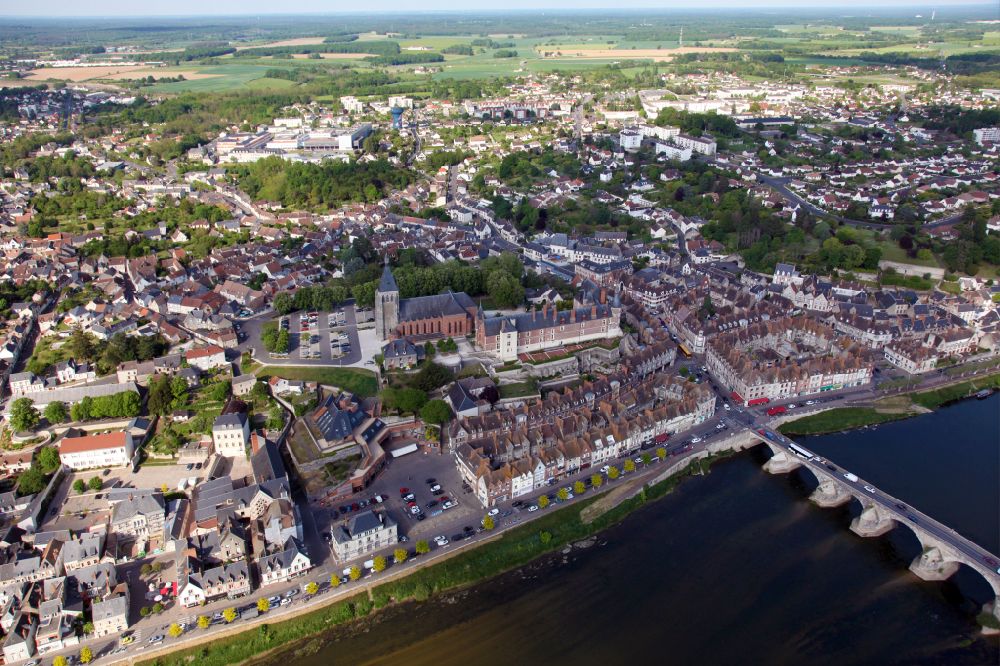 Luftbild Gien - Stadtzentrum im Innenstadtbereich am Ufer des Flußverlaufes Loire in Gien in Centre-Val de Loire, Frankreich