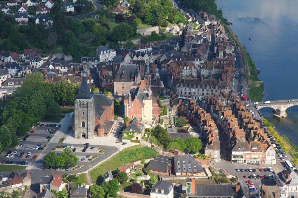 Luftbild Gien - Stadtzentrum im Innenstadtbereich am Ufer des Flußverlaufes Loire in Gien in Centre-Val de Loire, Frankreich