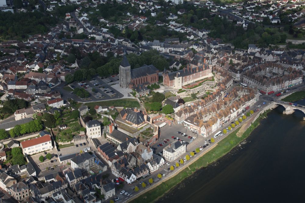Gien von oben - Stadtzentrum im Innenstadtbereich am Ufer des Flußverlaufes Loire in Gien in Centre-Val de Loire, Frankreich