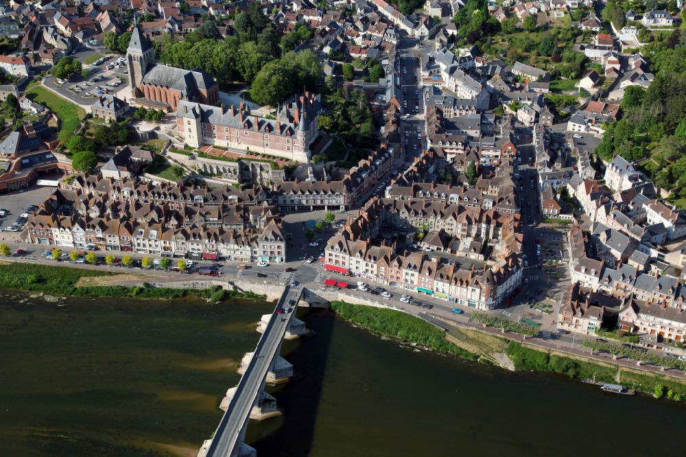 Luftaufnahme Gien - Stadtzentrum im Innenstadtbereich am Ufer des Flußverlaufes Loire in Gien in Centre-Val de Loire, Frankreich