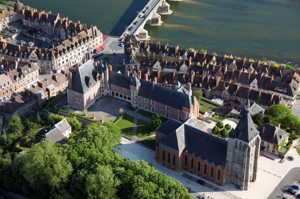 Luftaufnahme Gien - Stadtzentrum im Innenstadtbereich am Ufer des Flußverlaufes Loire in Gien in Centre-Val de Loire, Frankreich