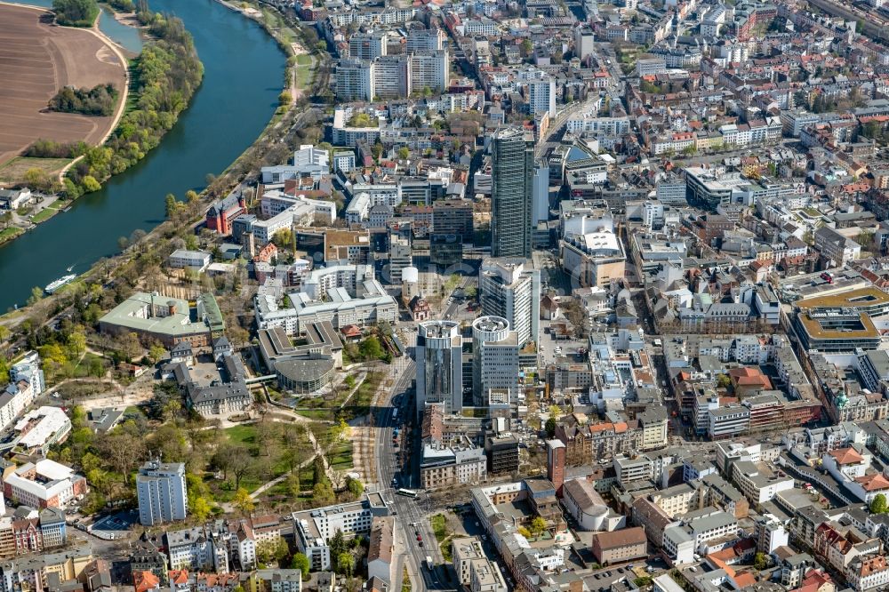 Luftaufnahme Offenbach am Main - Stadtzentrum im Innenstadtbereich am Ufer des Flußverlaufes des Main in Offenbach am Main im Bundesland Hessen, Deutschland