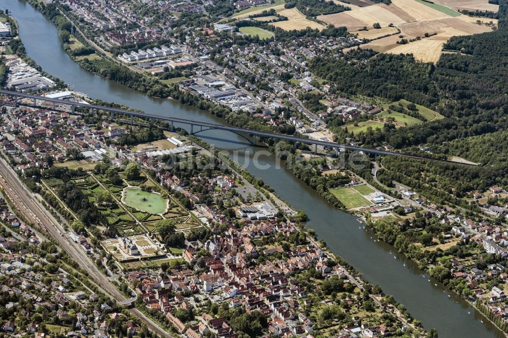 Luftaufnahme Veitshöchheim - Stadtzentrum im Innenstadtbereich am Ufer des Flußverlaufes des Main in Würzburg- Veitshöchheim im Bundesland Bayern, Deutschland