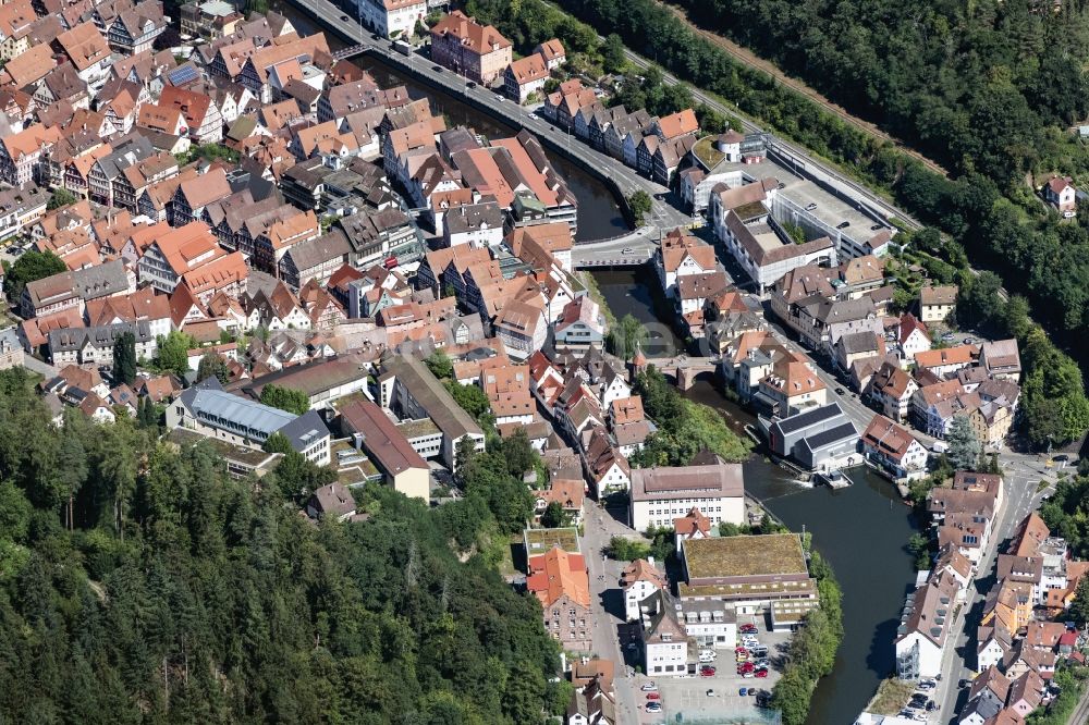 Luftbild Calw - Stadtzentrum im Innenstadtbereich am Ufer des Flußverlaufes Nagold in Calw im Bundesland Baden-Württemberg, Deutschland