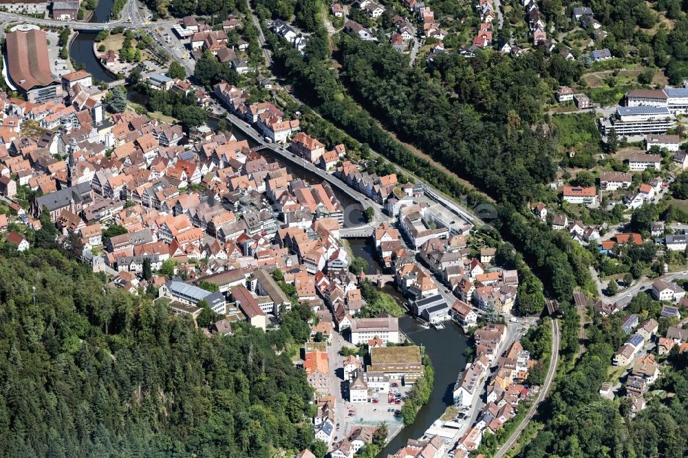 Luftaufnahme Calw - Stadtzentrum im Innenstadtbereich am Ufer des Flußverlaufes Nagold in Calw im Bundesland Baden-Württemberg, Deutschland