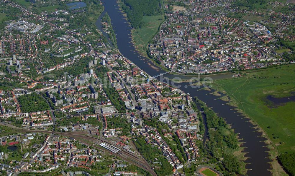 Luftaufnahme Frankfurt (Oder) - Stadtzentrum im Innenstadtbereich am Ufer des Flußverlaufes der Oder in Frankfurt (Oder) im Bundesland Brandenburg, Deutschland